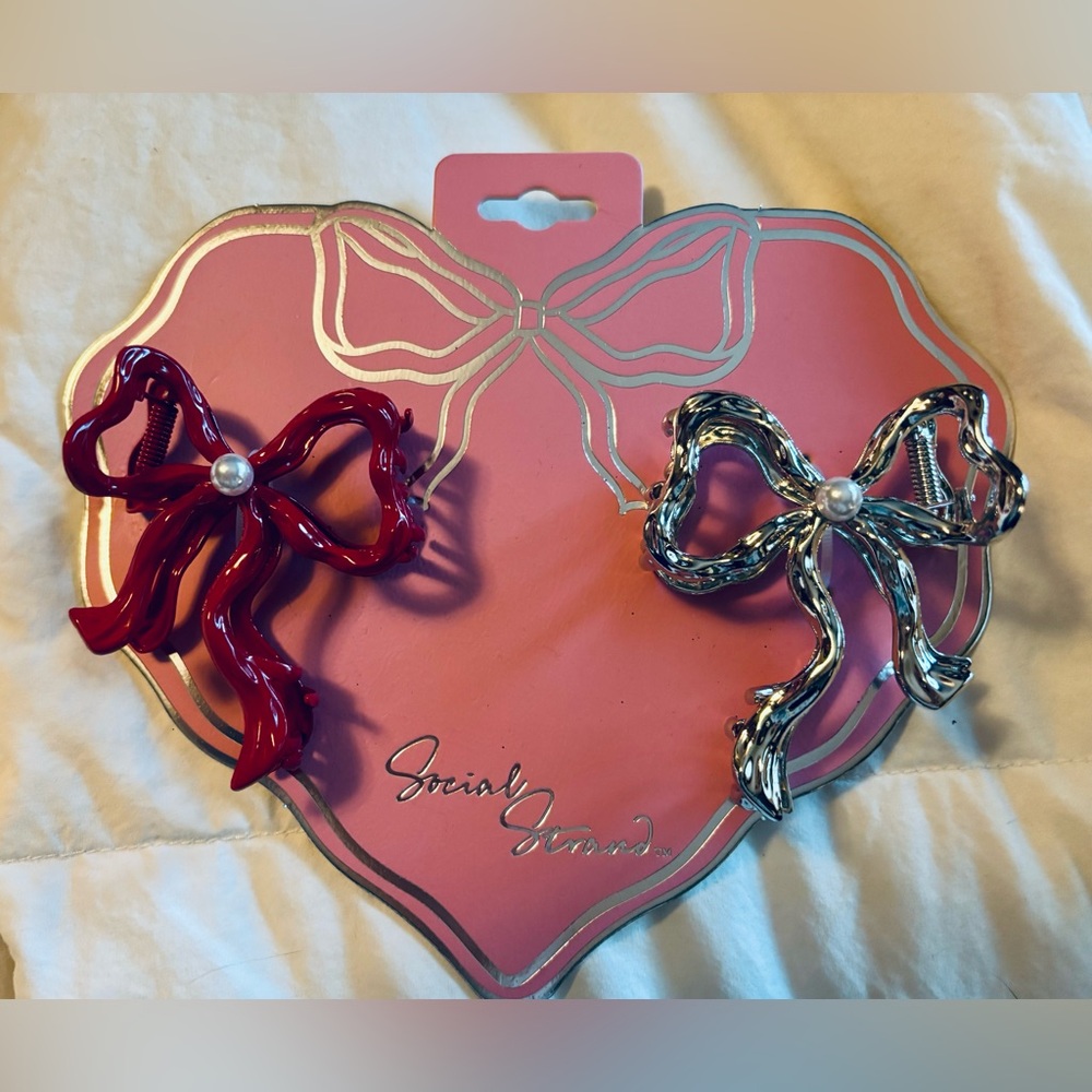 NWT Social Strand Red and Silver Bow Hair Claw Clips